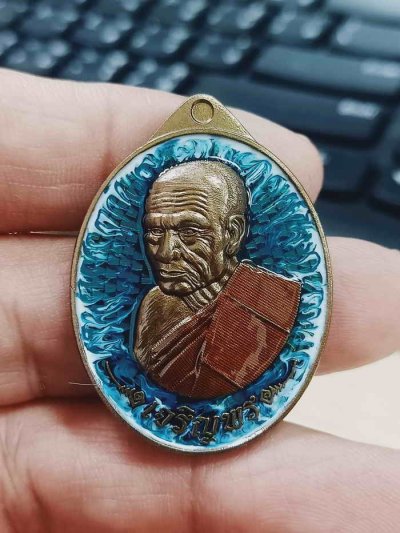 2-1173 วัดใจ 150 เหรียญเจริญพร หันข้าง หลวงพ่อเงิน พุทธโชติ วัดท้ายน้ำ จ.พิจิตร 2567 ชนวน ลงยาฟ้าขาว เรืองแสง หมายเลข 30 กล่องเดิม