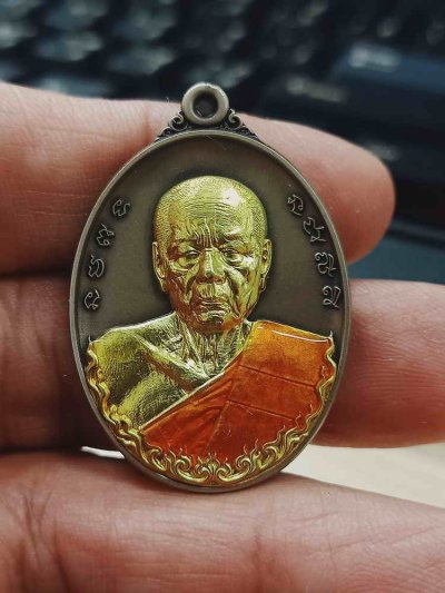2-1122 วัดใจ 100 เหรียญเมตตามหาเสน่ห์ หลวงพ่อเสน่ห์ วัดพันสี จ.อุทัยธานี 2565 เนื้ออัลปาก้าซาติน หน้ากากทองทิพย์ ลงยาจีวร หมายเลข 31 กล่องเดิม