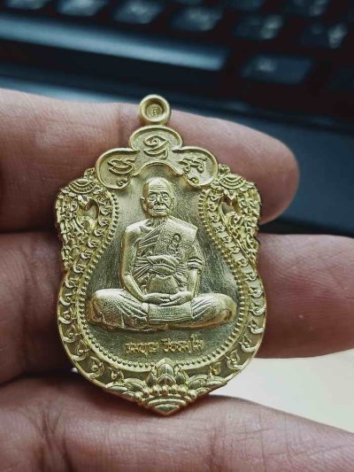 2-1095 วัดใจ 100 เหรียญเสมา 100 ปี บารมีปิยธมโม หลวงพ่อสมบุญ วัดลำพันบอง จ.สุพรรณบุรี ปี 2567 ทองทิพย์ หมายเลข 569 กล่องเดิม***สายสุพรรณดันดี