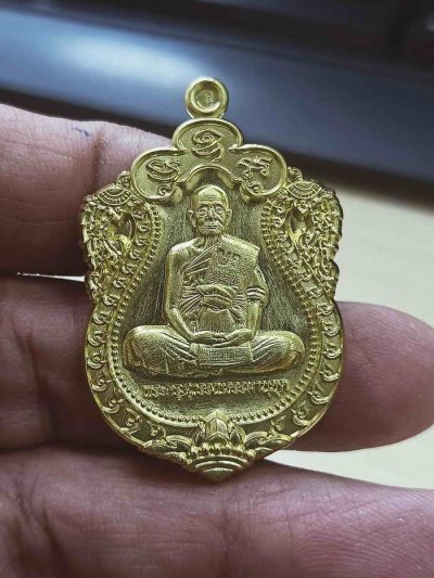 2-1085 วัดใจ 100 เหรียญเสมา 100 ปี บารมีปิยธมโม หลวงพ่อสมบุญ วัดลำพันบอง จ.สุพรรณบุรี ปี 2567 ทองทิพย์ หมายเลข 756 กล่องเดิม***สายสุพรรณดันดี