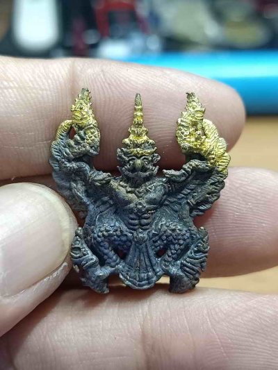 2-987 วัดใจ 100 ต่ำจอง เหรียญหล่อ พญาครุฑ รุ่น 9 หน้า เจริญพร พระอาจารย์ละ วัดสร้อยสุวรรณ ต.นาบ่อคำ อ.เมืองกำแพงเพชร จ.กำแพงเพชร 2559 ชนวนโลหะผิวไฟหัวทอง หมายเลข 405 สร้าง 1999 กล่องเดิม***หลังจอง 200