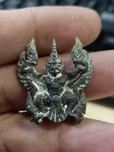 2-873 วัดใจ 100 ต่ำจอง เหรียญหล่อ พญาครุฑ รุ่น 9 หน้า เจริญพร พระอาจารย์ละ วัดสร้อยสุวรรณ ต.นาบ่อคำ อ.เมืองกำแพงเพชร จ.กำแพงเพชร 2559 ชนวนโลหะผิวไฟหัวทอง หมายเลข 419 สร้าง 1999 กล่องเดิม***หลังจอง 200