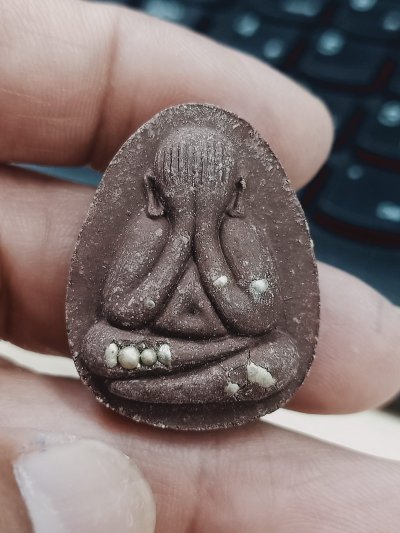 1-1028 วัดใจ 50 พระผงปิดตารวยไม่หยุด 168 หลวงปู่อิ่ม วัดทุ่งนาใหม่ จ.นครศรีธรรมราช 2566 หมายเลข 276 กล่องเดิม