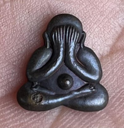 พระปิดตาหลังรูปเหมือน เนื้อทองแดง หลวงพ่อสาคร มนุญฺโญ วัดหนองกรับ