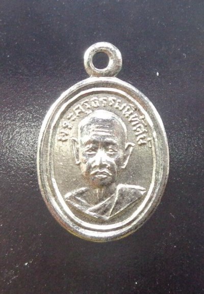 (120-) เหรียญเม็ดแตงหลวงพ่อท่านกลับ วัดเถรแก้ว อ.ระโนด จ.สงขลา พิมพ์เม็ดแตง เนื้อชุปนิเกิ้ล รุ่น 2 สร้างพ.ศ.2520 สวยครับ