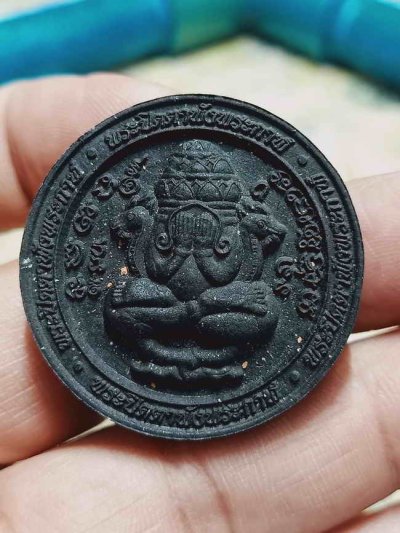 2-1457 วัดใจ 50 พระผงขอบ ปิดตาพังพระกาฬ(รุ่นแรก) นำฤกษ์ หลวงปู่อิ่ม วัดทุ่งนาใหม่ จ.นครศรีธรรมราช ปี 2566 หมายเลข 498 กล่องเดิม***ทีมพี่เสือสร้าง