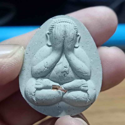 2-426 วัดใจ 50 พระปิดตาจัมโบ้ 2 หลวงปู่หมุน วัดบ้านจาน อ.กันทรารมย์ จ.ศรีสะเกษ ปี 2565 เนื้อเทาผงธูป ตะกรุดทองแดง 1 ดอก หมายเลข 112 กล่องเดิม