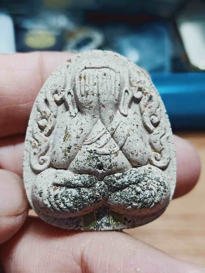 2-1472 วัดใจ 100 พระปิดตากนกข้างบูชาครู หลวงปู่โต๊ะ หลวงพ่อนงค์ วัดบางน้ำชน ธนบุรี จ.กรุงเทพ ปี 2565 จัมโบ้ มวลสารดี ตะกรุดทองทิพย์ 2 ดอก หมายเลข 608 กล่องเดิม