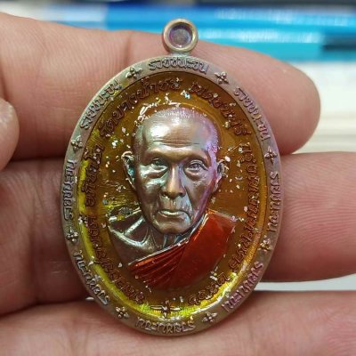 2-423 วัดใจ 100 เหรียญรุ่นรวยชนะจน หลวงพ่อนงค์(ลูกศิษย์หลวงปู่โต๊ะ) วัดบางน้ำชน ธนบุรี กรุงเทพ ปี 2566 เนื้อมหาชนวนผิวรุ้ง ลงยาประกายเพชรเหลือง รก.52 หมายเลข 37 สร้างน้อย รายการละ 50 องค์ กล่องเดิม