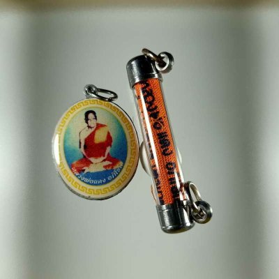 2-272 วัดใจ 100 ล็อกเก็ต+ตะกรุดผ้ายันต์พร้อมใช้ หลวงพ่อแดง อภิโชโต(ร่างเป็นหิน) วัดใหม่บำเพ็ญผล(วัดท่าแห) ต.ดงละคร อ.เมือง จ.นครนายก ***เก่าได้ยุคไม่เคยใช้ ส่งไปแพ็คคู่พร้อมใช้ #G3