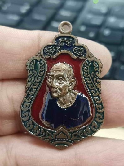 2-1305 วัดใจ 100 เหรียญเซียนแปะโรงสี ฟ้าประทานพรเฮงพันล้าน หลวงปู่เฮง ปิยธโร วัดบ้านเหล่าสามัคคี จ.สระแก้ว 2563 ทองแดง ลงยาพื้น ขอบ ซุ้ม เสื้อ หมายเลข 57 กล่องเดิม