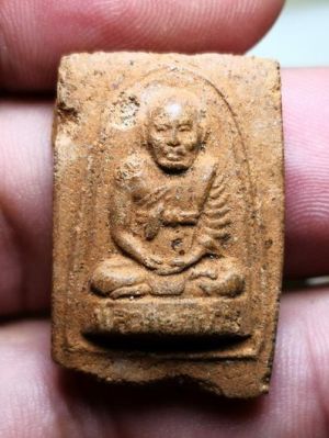 รูปเหมือนเนื้อดินหลวงพ่อปาน วัดบางเหี้ย จ.สมุทรปราการ