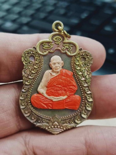 2-1541 วัดใจ 100 เหรียญเสมาฉลองครบ 7 รอบ พ่อท่านผ่อง วัดแจ้ง อ.เมือง จ.พัทลุง 2567 ชนวนมันม่วง เพ้นท์องค์ หมายเลข 103 กล่องเดิม***สวยเดิม