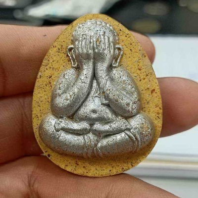 2-504 วัดใจ 50 พระผงปิดตาจัมโบ้ รุ่นเลื่อนสมณศักดิ์ หลวงปู่เพียง วัดหนองหว่า อ.ปรางค์กู่ จ.ศรีสะเกษ ปี 2566 เนื้อเกสร องค์ปัดเงิน หมายเลข 36 กล่องเดิม