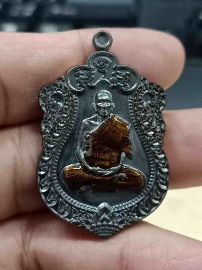 2-951 วัดใจ 100 เหรียญเสมา 94 ปี รุ่นแรก หลวงปู่สวน วัดวังทรายพูน จ.พิจิตร 2567 ทองแดงรมดำ ลงยาจีวร หมายเลข 22 สร้าง 94 เหรียญ กล่องเดิม