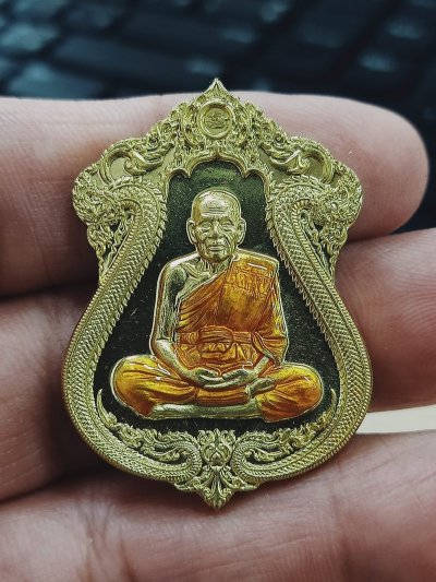 1-841 วัดใจ 50 เหรียญทรัพย์เศรษฐี หลวงพ่อพัฒน์ วัดห้วยด้วน จ.นครสวรรค์ 2564 ทองทิพย์ปัดเงา ลงยาจีวร เลข 369 กล่องเดิม