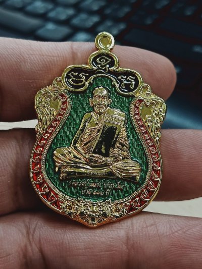 1-854 วัดใจ 50 เหรียญเสมาหัวเสือ รุ่นพยัคฆ์แสนพันล้าน 112 ปี หลวงปู่แสน วัดบ้านหนองจิก จ.ศรีสะเกษ 2562 เปียกทองลงยา 3 สี หมายเลข 424 กล่องเดิม