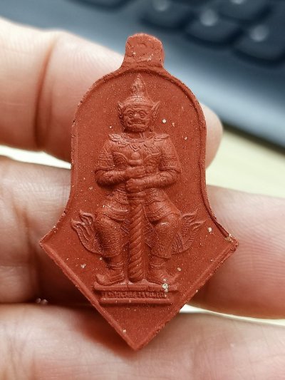 1-1853 วัดใจ 50 พระผงท้าวเวสสุวรรณ เจ้าสัวเงินล้าน หลวงพ่อพัฒน์ วัดห้วยด้วน นว. และหลวงปู่บุญมา สำนักสงฆ์เขาแก้วทอง ปจ. เสก 2565 กล่องเดิม