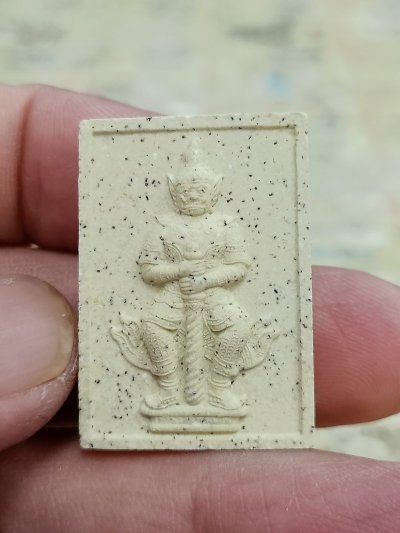 1-1546 วัดใจ 50 พระผงท้าวเวสสุวรรณ รวยพันล้าน รุ่นแรกมวลสารเก่า หลวงปู่หมุน ฐิตสีโล วัดบ้านจาน จ.ศรีสะเกษ 2565 กล่องเดิม