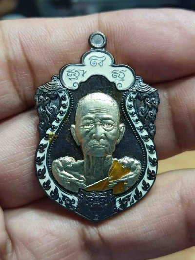 -978 วัดใจ 100 เหรียญ 5 เสือชนะจน หลวงปู่บุญมา สำนักสงฆ์เขาแก้วทอง จ.ปราจีนบุรี ทองแดงรมดำ ขอบขอบ หน้ากากอัลปาก้า ลงยาจีวร หมายเลข 395 กล่องเดิม***สวยดุดัน