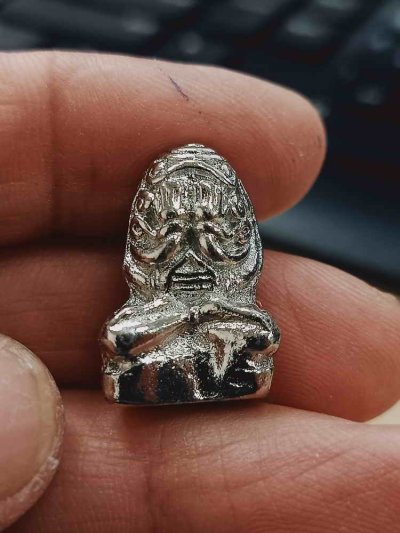 2-1253 วัดใจ 50 พระปิดตาหล่อโบราณ รวย พันล้าน หลวงปู่หมุน วัดบ้านจาน จ.ศรีสะเกษ ชุบเงิน หมายเลข 842 กล่องเดิม***สวยดูดี