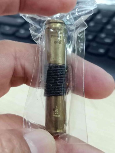 2-1581 วัดใจ 100 ตะกรุดลูกปืน มหาอุตม์ พระอาจารย์เลี้ยง วัดจอมเกษ จ.อยุธยา เชือกดำ ติดทอง ขนาด 9mm หมายเลข 175 กล่องเดิม