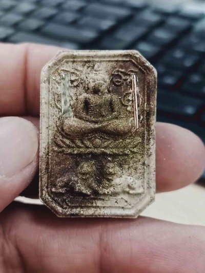 2-1528 วัดใจ 150 งานแรร์ พระสมเด็จพุทธศิลป์ มนต์นาคา รุ่นเจ้าสัว หลวงปู่คีบ ธีรปัญโญ อายุ 108 ปี วัดป่าสุทธาวาส จ.นครพนม ปี 2567 เนื้อผงปถมัง ตะกรุดเงิน+สาริกา หมายเลข 34 กล่องเดิม***ทีมพี่เสือสร้าง