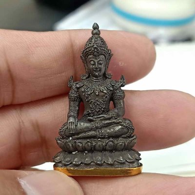 2-54 วัดใจ 200 พระกริ่งมหาจักรพรรดิ์ หลวงปู่แสน อายุ 111 ปี วัดบ้านหนองจิก จ.ศรีสะเกษ ปี 2561 เนื้อสัมฤทธิ์ก้นปลอกลูกปืน หมายเลข 117 สวยนอนกล่องเดิม