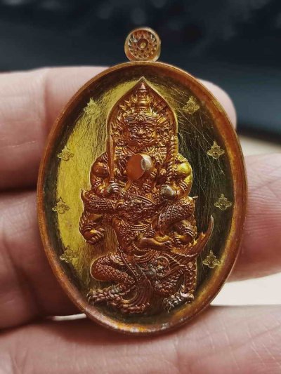 2-1945 วัดใจ 100 เหรียญพระราหูทรงครุฑ ดวงเศรษฐี หลวงพ่อโชคชัย วัดเชตวนาราม(น้ำดิบ) จ.กำแพงเพชร 2568 มหาชนวนอาบทอง โค้ดราหูรอบ หมายเลข 11 สร้าง 30 กล่องเดิม