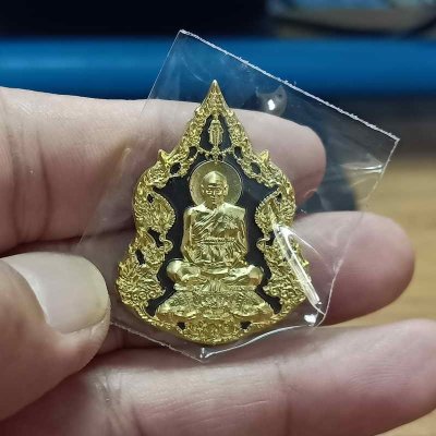 2-117 วัดใจ 100 เหรียญ 111 ปี ชาตกาล หลวงพ่อพูล วัดไผ่ล้อม จ.นครปฐม ปี 2566 เนื้อแบล็คโรเดียม องค์ทอง หมายเลข 882 กล่องเดิม