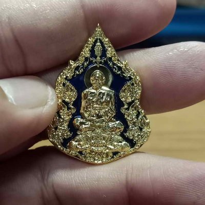 2-544 วัดใจ 100 เหรียญ 111 ปี ชาตกาล หลวงพ่อพูล วัดไผ่ล้อม จ.นครปฐม ปี 2566 เนื้อกะไหล่ทอง ลงยาพื้นสีน้ำเงิน หมายเลข 221 กล่องเดิม