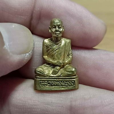 2-797 วัดใจ 100 รูปเหมือนพระครูสุนทรธรรมกิจ (หลวงพ่อหยอด ชินวังโส) วัดแก้วเจริญ อ.อัมพวา จ.สมุทรสงคราม ประมาณปี 2535 เนื้อทองฝาบาตร ตอกโค๊ต