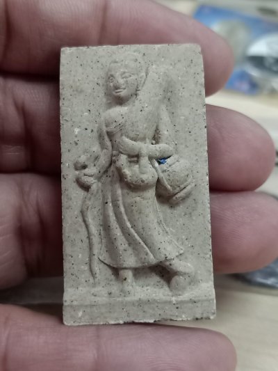 D879 วัดใจ 50 พระผงสีวลี หลังนั่งสิงห์ หลวงพ่อรุณ สุวโจ วัดจำปาทอง อ.ท่าช้าง จ.สิงห์บุรี***ใหญ่หนา เนื้อแน่น