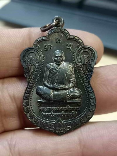 2-858 วัดใจ 100 เหรียญเสมาเลื่อนสมณศักดิ์ หลังพัดยศ หลวงปู่บุดดา วัดป่าใต้พัฒนาราม จ.สระแก้ว 2565 ทองแดงรมดำ หมายเลข 116 กล่องเดิม