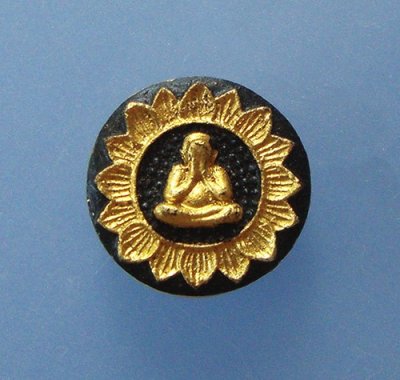 พระปิดตาจันทร์ลอยบัวบานพิมพ์เล็กเนื้อผงลงรักปิดทอง หลวงพ่อวิเชียร วัดเครือวัลย์ จ.ชลบุรี