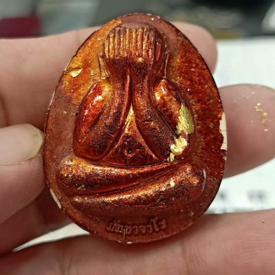 2-562 วัดใจ 100 ปิดตาจัมโบ้ ปลดหนี้ หลวงพ่อสิน ภัททาจาโร วัดละหารใหญ่ จ.ระยอง ปี 2565 เนื้อว่านขาว ลงรักปิดทอง หมายเลข 26 กล่องเดิม