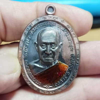 2-600 วัดใจ 100 เหรียญขอบรวย รุ่นชนะจน หลวงพ่อรวย วัดมาบตาพุด จ.ระยอง ปี 2566 ชุดชนวน เนื้อชนวโบราณ ลงยาจีวร ฝังพลอยแดง ร.29#470 สร้าง 500 เหรียญ กล่องเดิม***สถาบัน ACI รับรอง