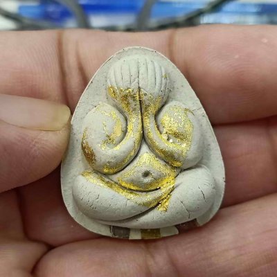 2-607 วัดใจ 100 ปิดทอง+ตะกรุด พระปิดตามหาเสน่ห์ รุ่นสร้างโบสถ์ หลวงปู่โต๊ะ ปลุกเสก และอกวัดประดู่ฉิมพลี จ.กรุงเทพ เนืั้อจันทร์ขาวปิดทองหน้า ตะกรุด 3k กลิ่นหอมมหาเสน่ห์ รก.5.8 หมายเลข 57 กล่องเดิม