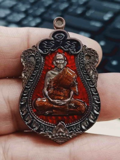 2-1353 วัดใจ 100 เหรียญเสมา 94 ปี รุ่นแรก หลวงปู่สวน วัดวังทรายพูน จ.พิจิตร 2567 ทองแดงมันปู ลงยาพื้น ขอบ ซุ้ม จีวร หมายเลข 12 สร้าง 94 เหรียญ กล่องเดิม