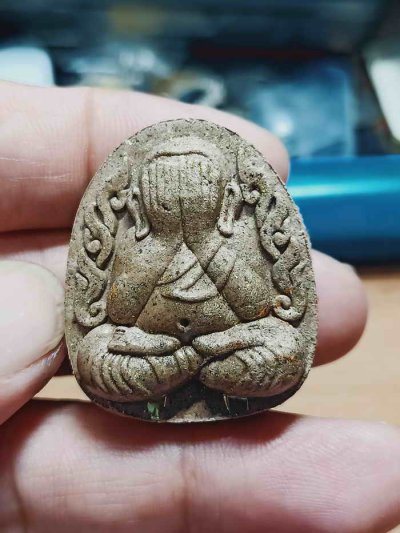 2-1476 วัดใจ 100 พระปิดตากนกข้างบูชาครู หลวงปู่โต๊ะ หลวงพ่อนงค์ วัดบางน้ำชน ธนบุรี จ.กรุงเทพ ปี 2565 จัมโบ้ มวลสารดี ตะกรุดทองทิพย์ 2 ดอก หมายเลข 1036 กล่องเดิม