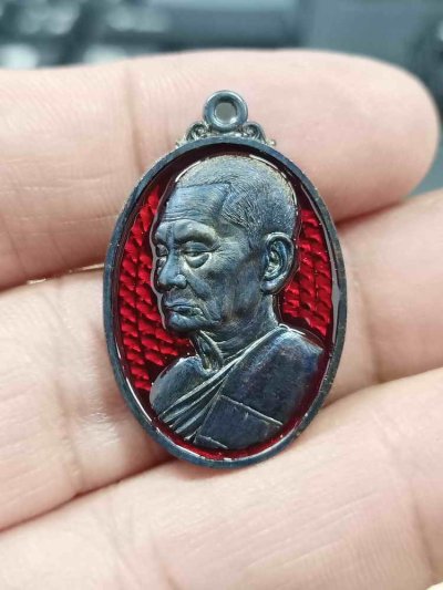 2-952 วัดใจ 100 เหรียญเล็ก หน้าใหญ่ หลวงปู่บุญมา สำนักสงฆ์เขาแก้วทอง จ.ปราจีนบุรี ปี 2567 ทองแดงรมดำ ลงยาแดง หมายเลข 14 กล่องเดิม***ขนาดสุภาพสตรี น่ารักตะมุตะมิ เลขโซนวันเกิด