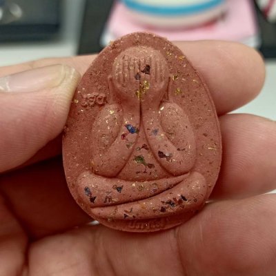 2-653 วัดใจ 50 พระปิดตาจัมโบ้ รุ่นเฮงแสนล้าน หลวงปู่เฮง ปภาโส วัดด่านช่องจอม ออกวัดสะตอน้อย อ.ขลุง จ.จันทบุรี ปี 2565 เนื้อว่านแดงแรงฤทธิ์ โรยผงตะไบมวลสารแน่นๆ หมายเลข 110 กล่องเดิม