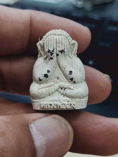 2-1488 วัดใจ 150 พระปิดตามหาเศรษฐี อายุวัฒนมงคล 65 ปี หลวงพ่อเถ่ง วัดหนองกรับ จ.ระยอง 2567 เนื้อเกสรฝังพลอย หมายเลข 2504 กล่องเดิม***สวยดี พิธีดี ทำลายบล็อค