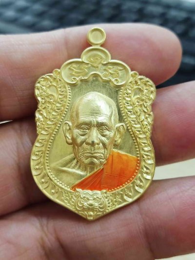 2-1623 วัดใจ 100 เหรียญเสมาพยัคฆ์บารมี หลวงปู่สมาน ที่พักสงฆ์เขายางหัก ราชบุรี 2567 เนื้อชุบทอง ลงยาจีวร หมายเลข 74 สร้าง 100 กล่องเดิม