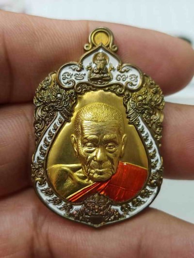 2-389 วัดใจ 100 เหรียญเสมามหาอุตม์ หลวงปู่อิ่ม วัดทุ่งนาใหม่ จ.นครศรีธรรมราช ปี 2567 เนื้อชนวน หน้ากากทองทิพย์เต็มองค์ ลงยาขอบ ซุ้ม จีวร หมายเลข 39 กล่องเดิม