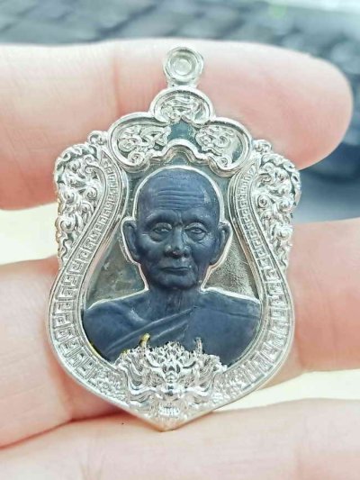 2-1615 วัดใจ 100 เหรียญเสมาเศรษฐี มั่งมีทรัพย์ หลวงปู่บุญมา สำนักสงฆ์เขาแก้วทอง จ.ปราจีนบุรี 2564 ชุบเงิน หน้ากาก แบล็ค หมายเลข 99 กล่องเดิม***ยุคต้น ตำหนิจมูกโดน ขอรับได้งานสวย