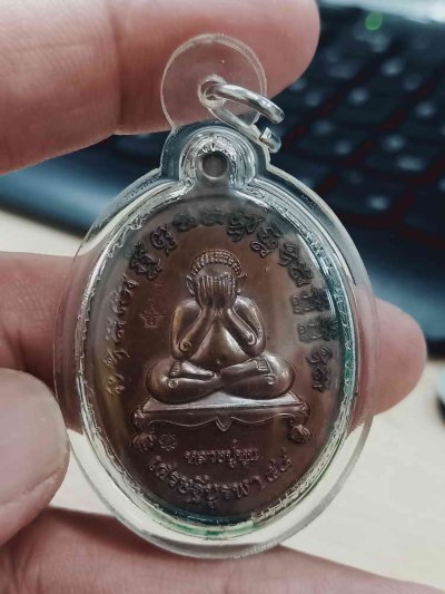 2-1561 วัดใจ 100 พระปิดตา เศรษฐีบูรพา 58 หลวงปู่หุน ศุภมงคล ณ วัดบางผึ้ง จ.ฉะเชิงเทรา 2558 ทองแดงมันปู หมายเลข 634 กล่องเดิม***เลี่ยมกันน้ำ พร้อมใช้