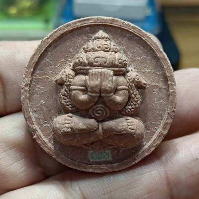 2-696 วัดใจ 50 พระผงปิดตาพังพระกาฬ รวย รวย รวย หลวงปู่อิ่ม วัดทุ่งนาใหม่ จ.นครศรีธรรมราช ปี 2566 แดงว่านยาจินดามณี หลังฝังพลอย 3 เม็ด หมายเลข 30 กล่องเดิม