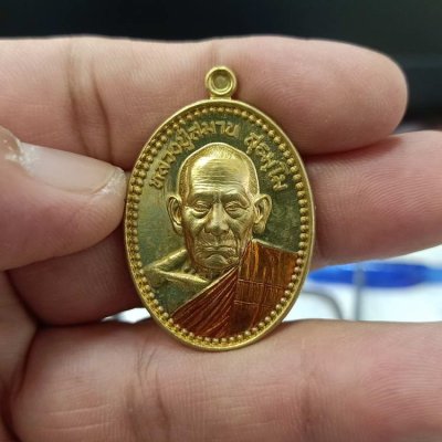 2-183 วัดใจ 100 เหรียญพญาหมูเจ้าทรัพย์ หลวงปู่สมาน ที่พักสงฆ์เขายางหัก จ.ราชบุรี ปี 2566 เนื้อทองทิพย์ ลงยาจีวร หลังแบบ รก.36 หมายเลข 29 สร้าง 200 เหรียญ กล่องเดิม