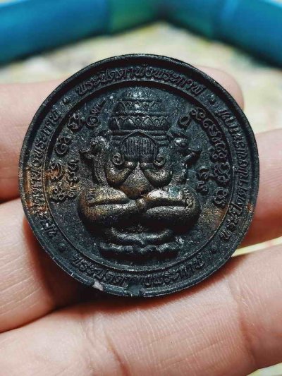 2-1461 วัดใจ 50 พระผงขอบ ปิดตาพังพระกาฬ(รุ่นแรก) หลวงปู่อิ่ม วัดทุ่งนาใหม่ จ.นครศรีธรรมราช ปี 2566 หมายเลข 43 กล่องเดิม***ทีมพี่เสือสร้าง